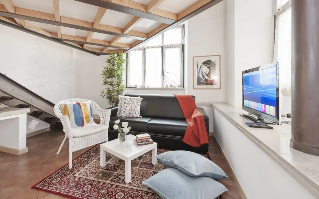 Inviting 3-bed Apartment in Roma 4mins to Colosseo