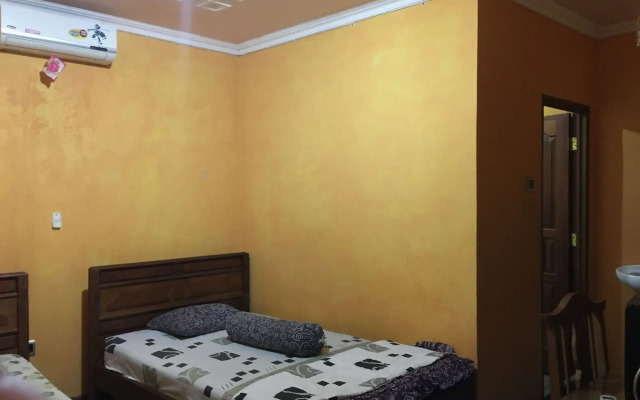 Hotel Alami near Alun-Alun Klaten by ZUZU