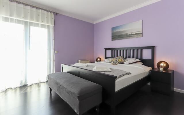 Parede Villa With Pool by Homing