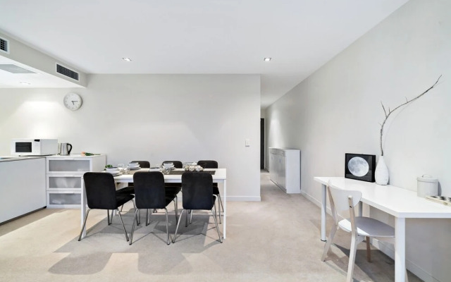 MIRANDA, 1BDR Docklands Apartment