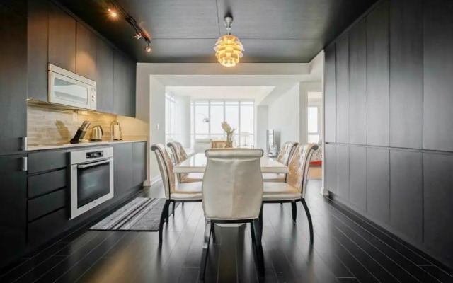 Hydewest - Capreol Luxury Furnished Penthouse Apartment