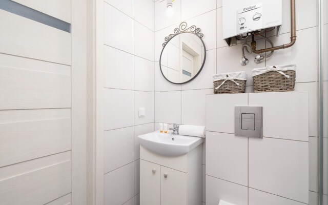 Cozy Apartment Aleja Kijowska by Renters