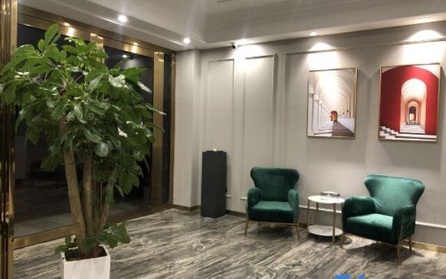 Qujing Blue Sea Light Luxury Hotel