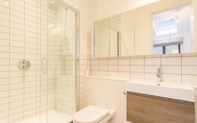 NEW 3 Double Bed House Ravenscourt Park Zone 2