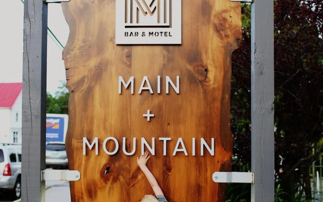 Main and Mountain Bar & Motel