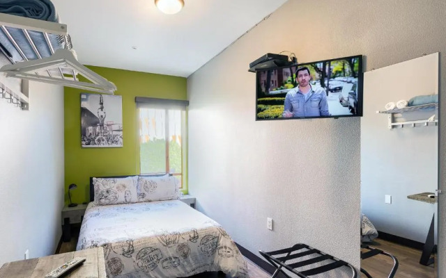 HI Los Angeles Santa Monica Hostel