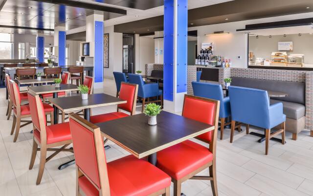 Holiday Inn Express & Suites Kansas City - Lee's Summit by IHG