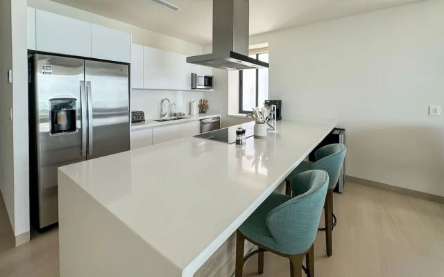 Paradise Found Luxe 2BR Condo in Iconic Location