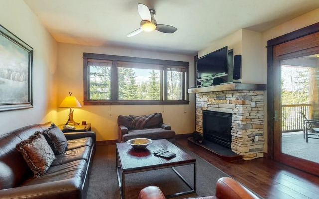 Luxury 2 Bedroom Ski in, Ski out Condo in Breckenridge with Shared Pool, Hot Tub, Arcade, and Bar