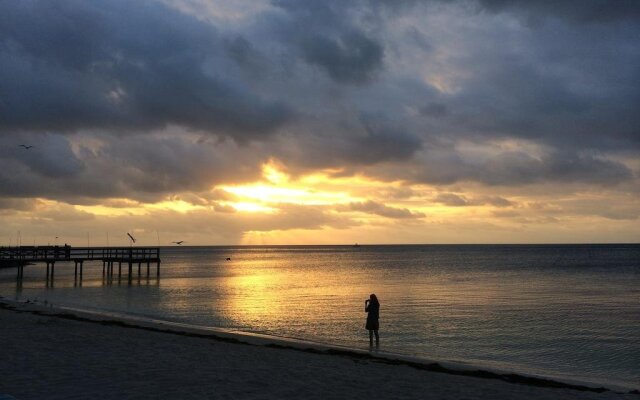 Cabana Breezes Suites