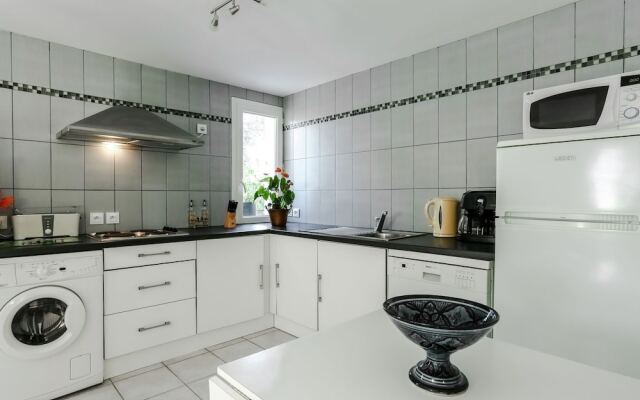 Snug Holiday Home With Terrace, Garden, Garden Furniture