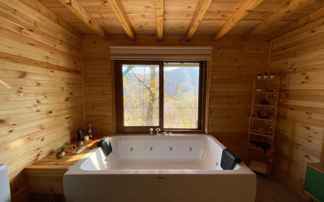 Secluded Wooden House With Jacuzzi in Sapanca