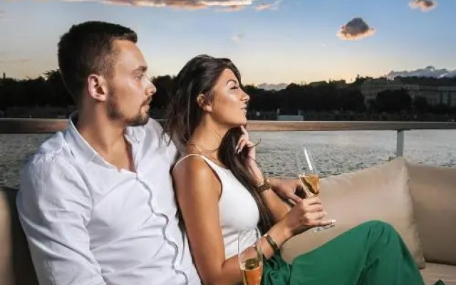 VIPliving Houseboat