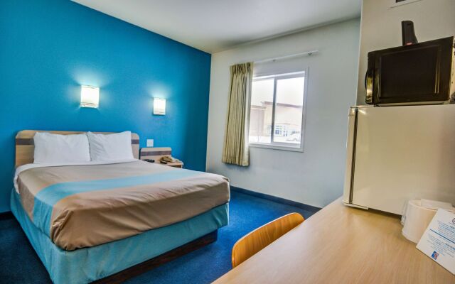 Motel 6 Red Deer, AB