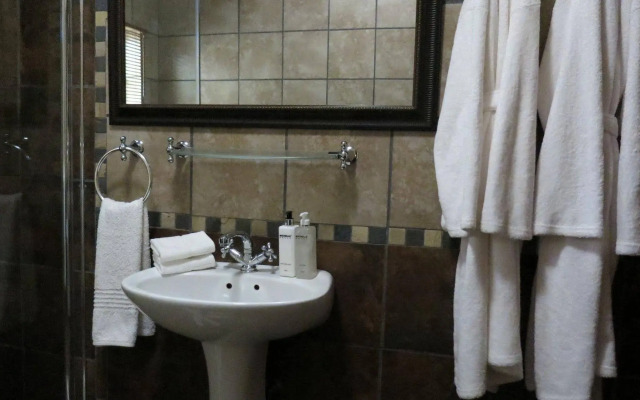 Dinkwe Lodge & Guest House
