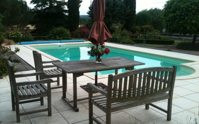 Former Customs House with Large Garden And Private Pool. 4 Km From Chinon