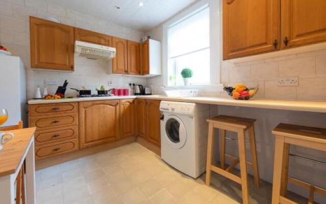 Hls Ashgrove Apartment