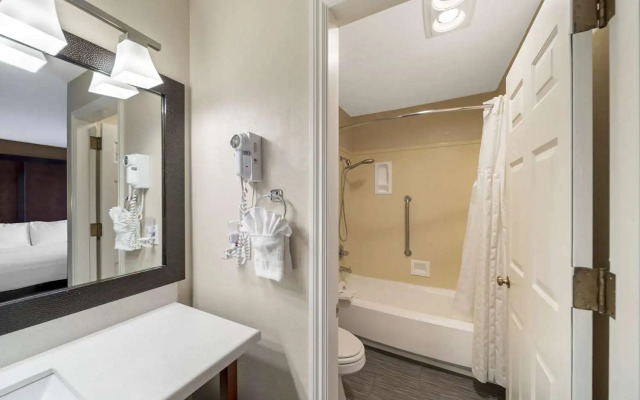 Comfort Suites Red Bluff near I-5