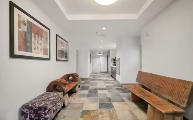 Modern 4BR Penthouse With Lake Views
