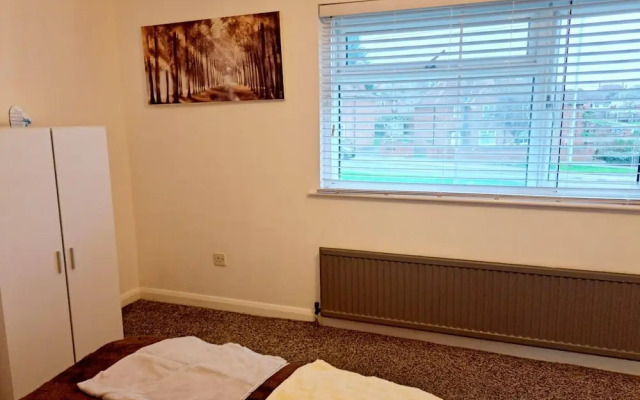 Cozy 2BR Home Pets Welcome Free Parking & Wifi