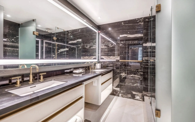 AZUR Legacy Collection Hotel