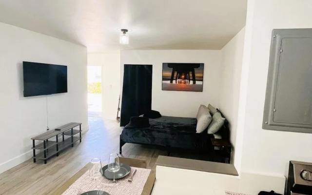 Upper East Side Renovated Studio Free Parking