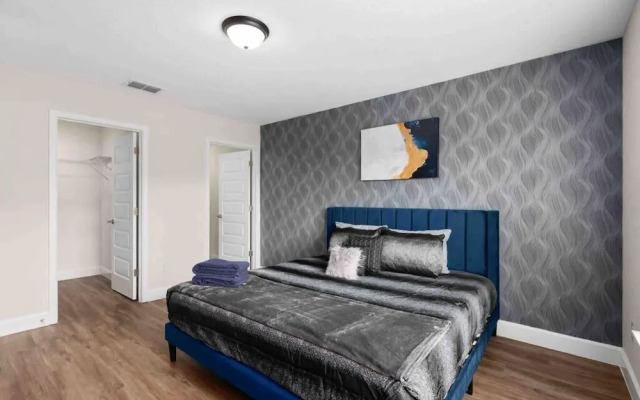 Super Epic- Sleeps 32 TWO Separate Townhomes