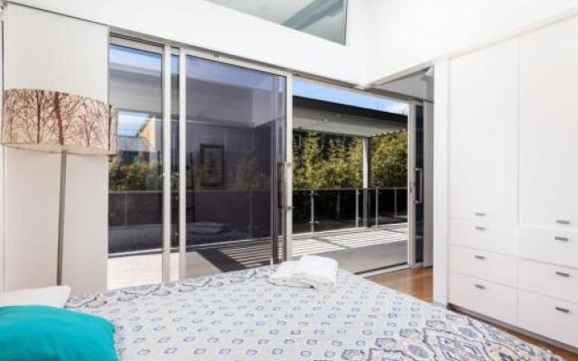 TASMAN DRIVE Gerringong 4pm check out Sundays