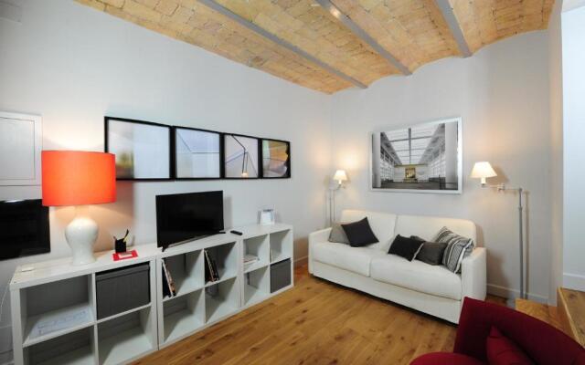 Fotofever Apt, two bedrooms with air conditioned in elegant shopping area, close to Vatican City