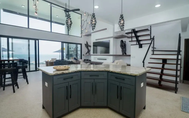 Spacious 4-bed Villa in Placencia Village w Pool