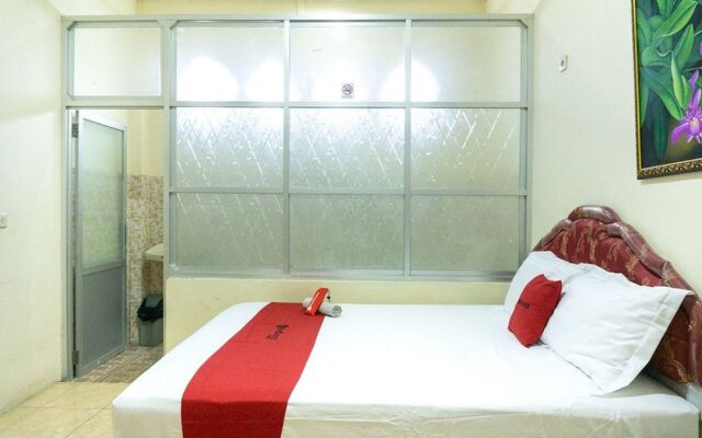 RedDoorz near H. Hasan Aroeboesman Airport