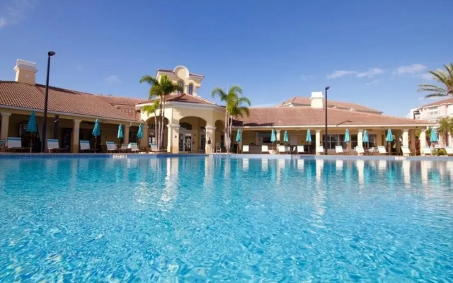 Lakeview Penthouse Elegance 3 Bedroom Condo by RedAwning