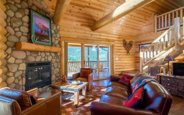 Armstrong Luxury Log Vacation  At Windcliff 4 Bedroom Home by RedAwning
