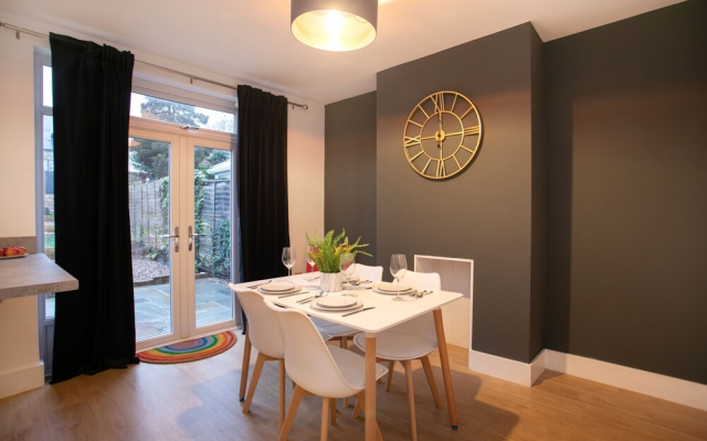 Convenient 3 Bedroom House With Parking