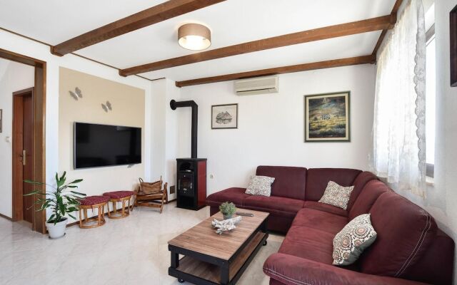 Beautiful Home in Kastel Sucurac With 3 Bedrooms, Wifi and Outdoor Swimming Pool