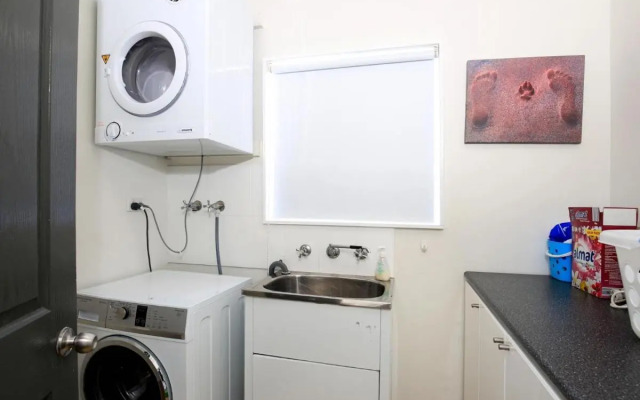 Tilly's Retreat - Pet Friendly - 3 Min Walk to Beach