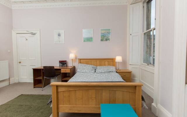 Spacious, Bright 5-br Flat for 10 in Edinburgh