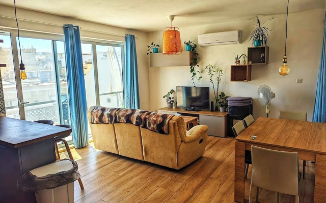 Modern 3 Bedroom Penthouse With Rooftop Views