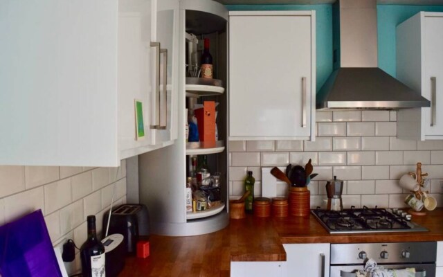 Traditional 2 Bedroom Flat Next to Springfield Park