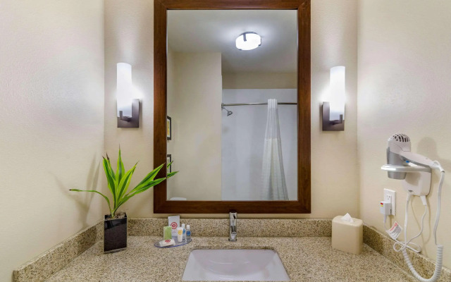 Comfort Inn & Suites Salina North