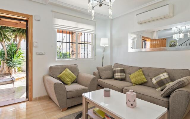 Inviting holiday home in Lo Crispin with shared pool
