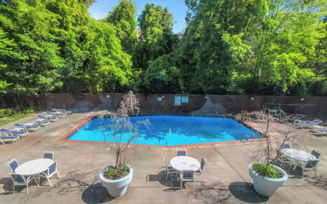 Spacious 3BR DTWN Condo with Pool