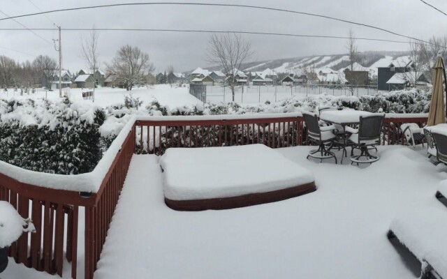 Mountain Views, Steps to BM Village, Hot Tub, BBQ.