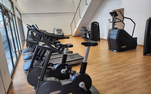 Elegant & Luxury Gem-5 Star Location -pools, Gym!