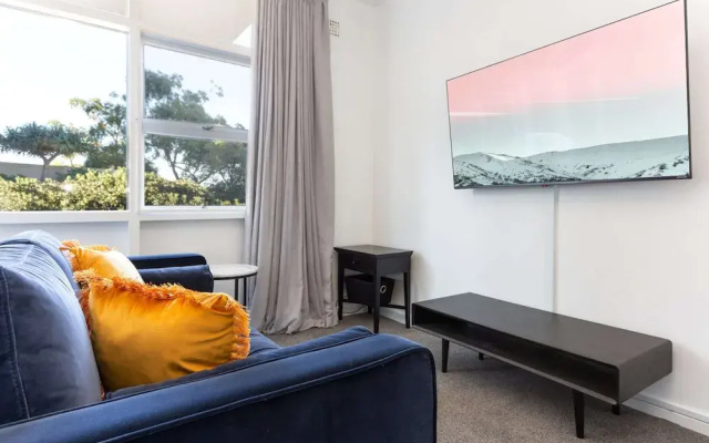 Comfy Balcony Studio Near Parks,