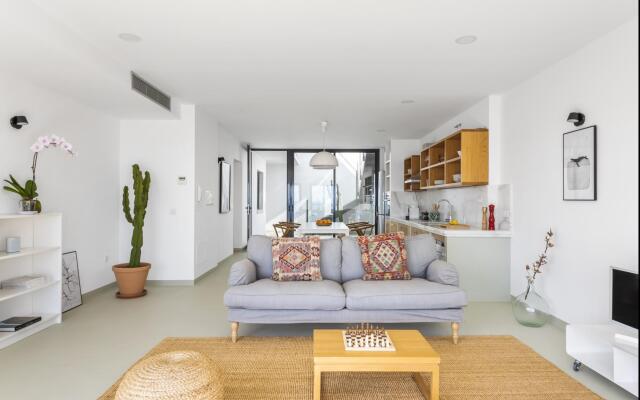 Design house with roof terrace ocean views