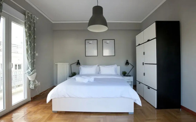 Ambelokipi. Spacious Sunny Apartment