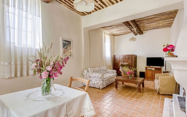 Quaint Holiday Home in Rustrel With Swimming Pool