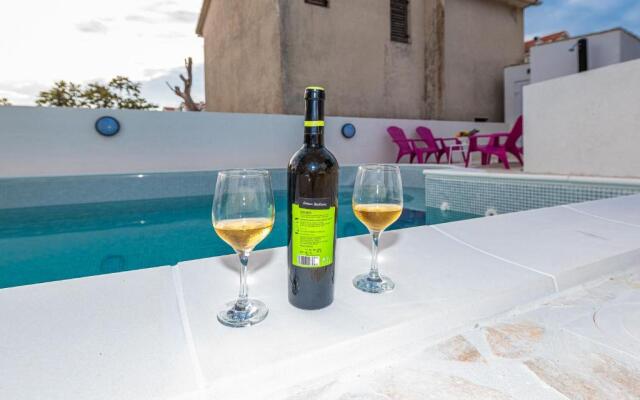 Star 1 modern & centrally ap for 4