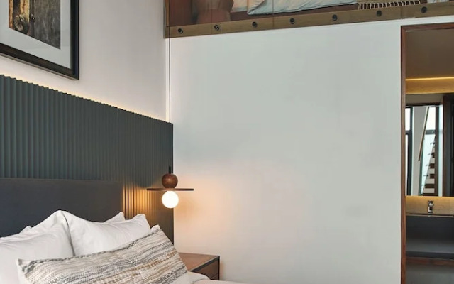 Singular Signature Residences